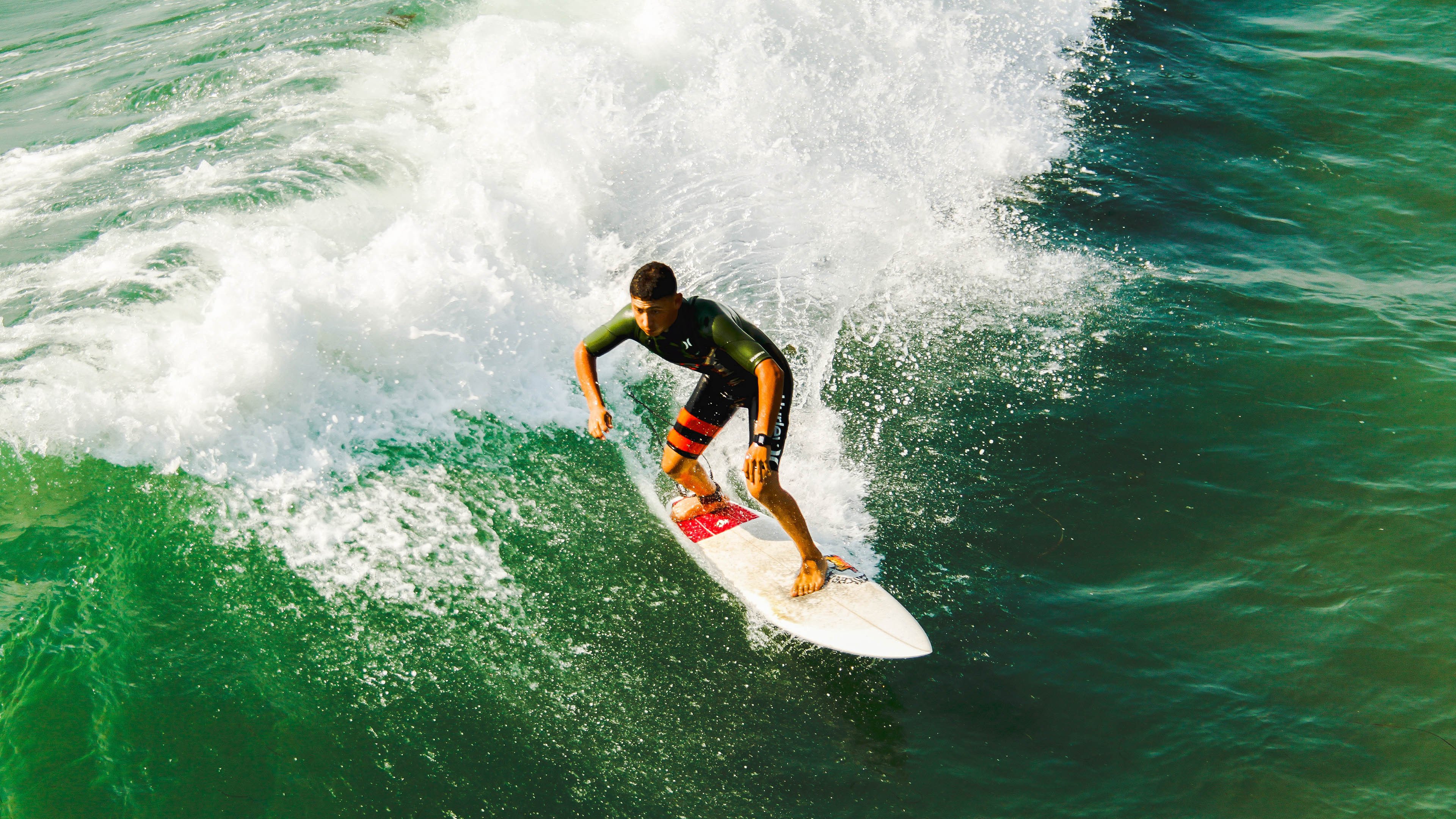乌拉圭队中场罗德里格斯在巴黎奥运会上展现出强大的组织能力，乌拉圭罗德里格斯世界波